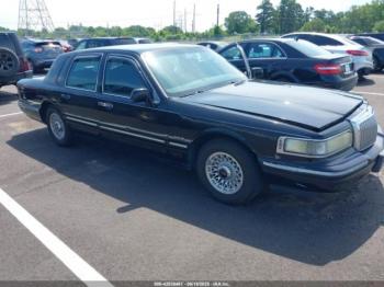  Salvage Lincoln Towncar
