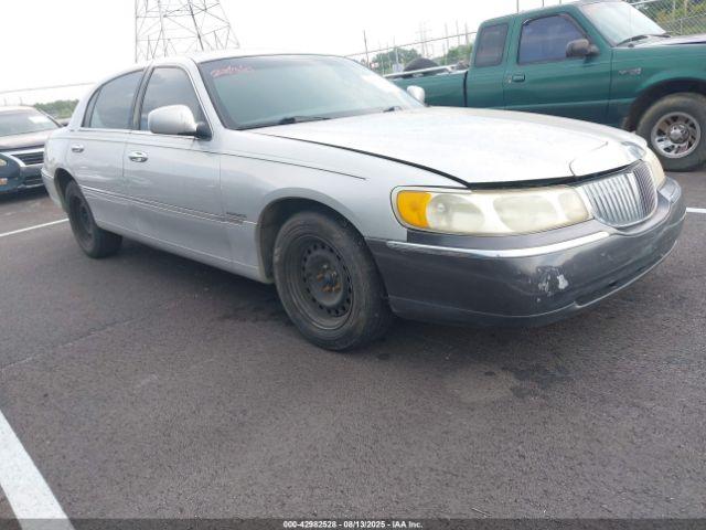  Salvage Lincoln Towncar