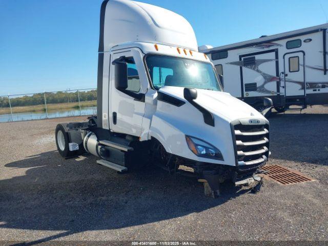  Salvage Freightliner New Cascadia 116