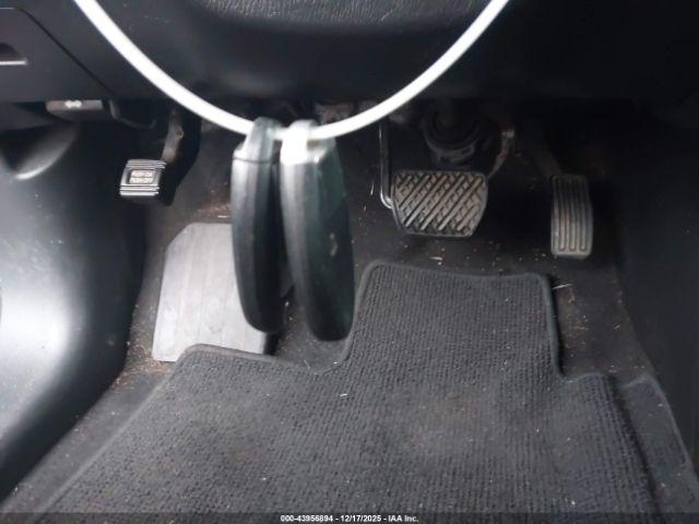 Nissan Pathfinder S Image 4