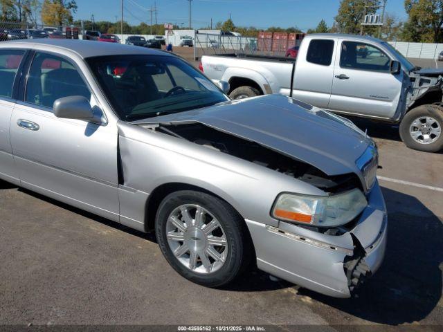  Salvage Lincoln Towncar