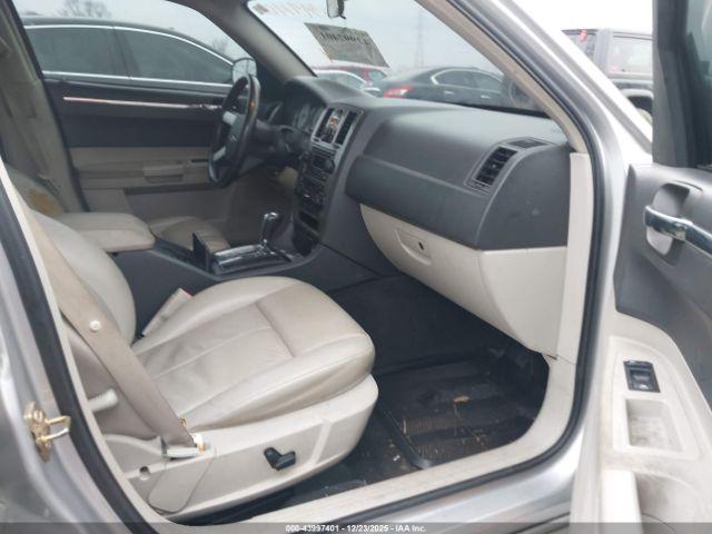 Chrysler 300 Touring Image 2