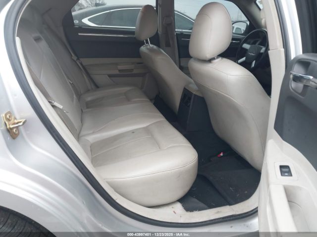 Chrysler 300 Touring Image 6