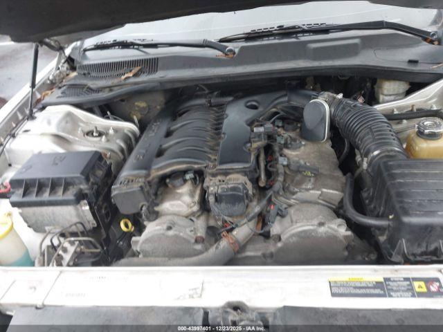 Chrysler 300 Touring Image 8