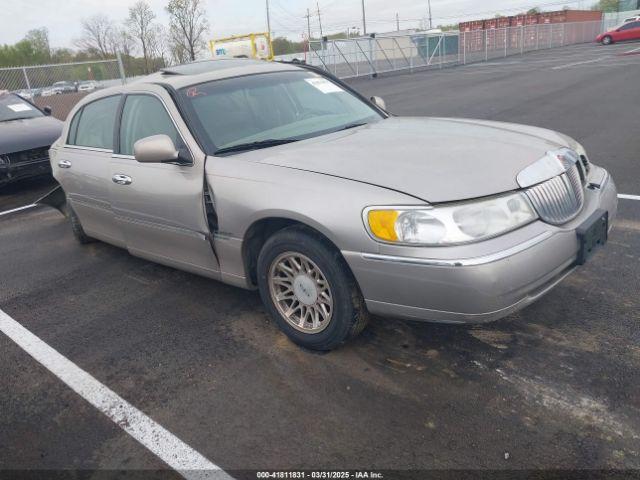  Salvage Lincoln Towncar