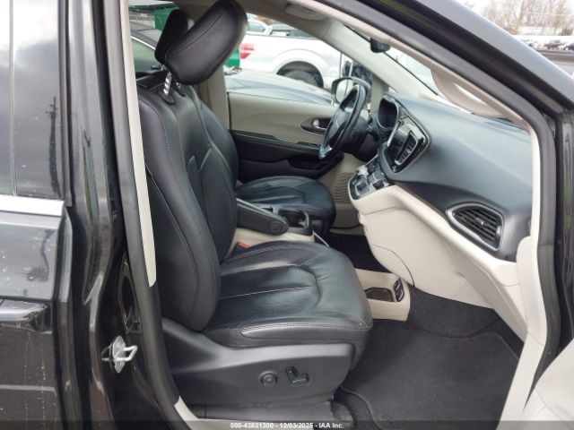 Chrysler Pacifica Touring L Plus Image 4