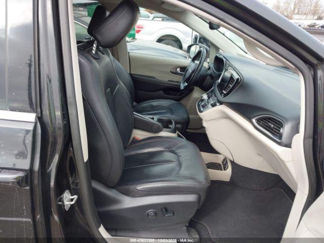 Chrysler Pacifica Touring L Plus Image 4