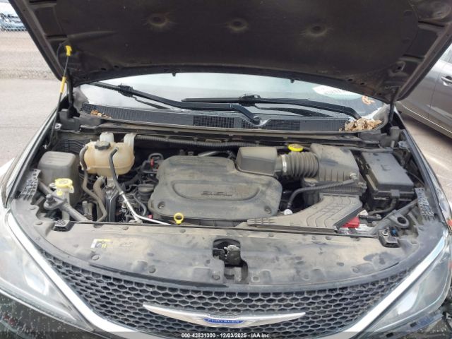 Chrysler Pacifica Touring L Plus Image 6