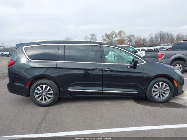 Chrysler Pacifica Touring L Plus Image 10